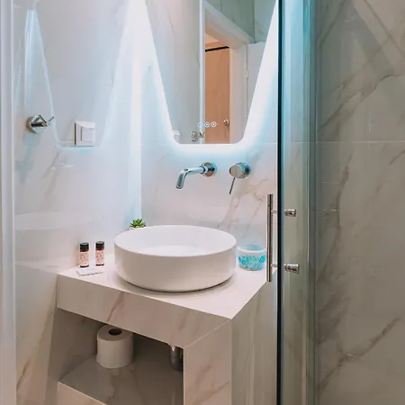 Urban Chic In The Heart Of Apartment *